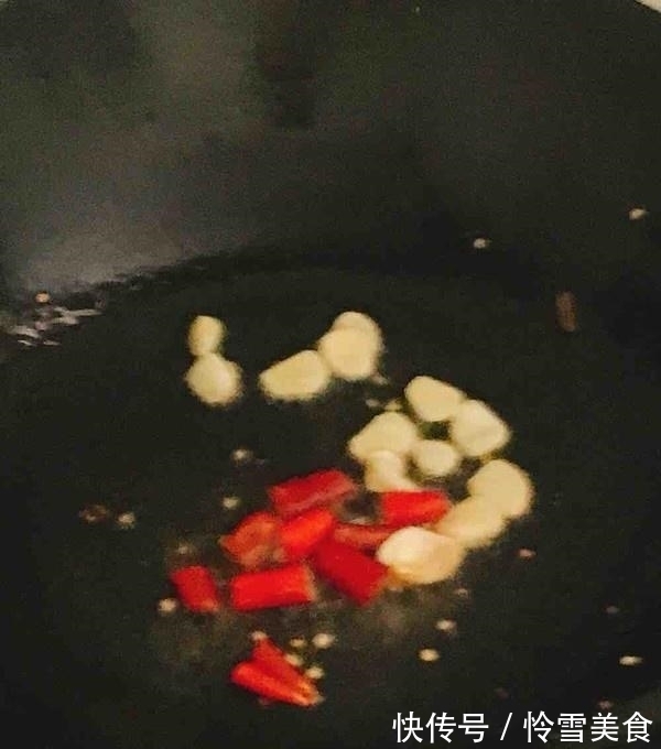 炒茄子还在加酱油?换成“它”,茄子一点不黑,不油更入味