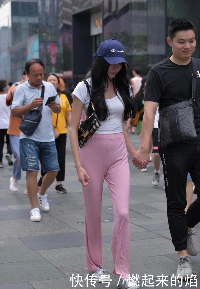 纯白色T恤搭配粉色针织裤，休闲时髦又减龄，更显少女气场