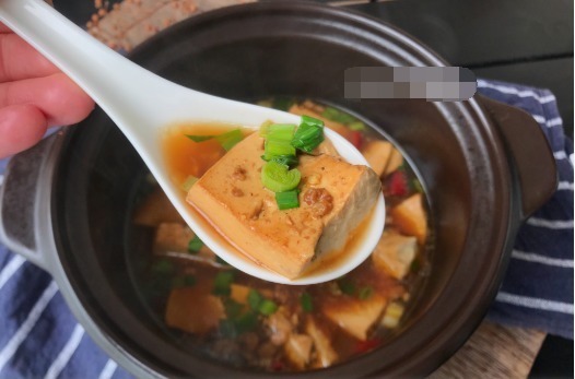 炖豆腐时,往锅里扔这2味香料,炖出来的豆腐又香又嫩,超美味!