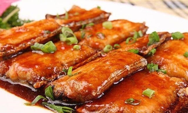 买带鱼时,“黑眼睛”和“黄眼睛”哪个好?弄懂再买,少花冤枉钱