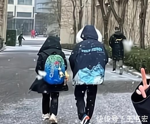 国家队|穿着大棉袄捂得严严实实!全红婵在雪中慢慢步行,大背包意外抢戏
