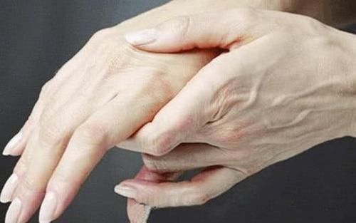 受压|经常手麻可能是大病的信号？还请警惕3种疾病，别不当回事！