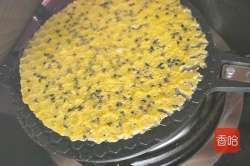  1碗面粉4个鸡蛋，用筷子搅一搅，轻松烙出酥香脆的鸡蛋卷