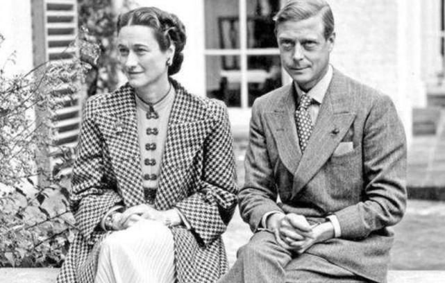 西班牙王后真会穿，千鸟格裙配红衣优雅高级，再披件大衣好气派