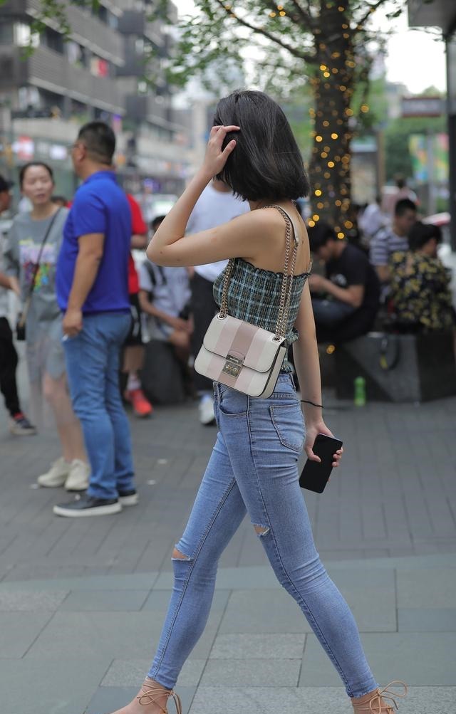 高跟凉鞋 牛仔裤怎么搭配更时髦选对上衣和鞋子,清凉时髦显身材!