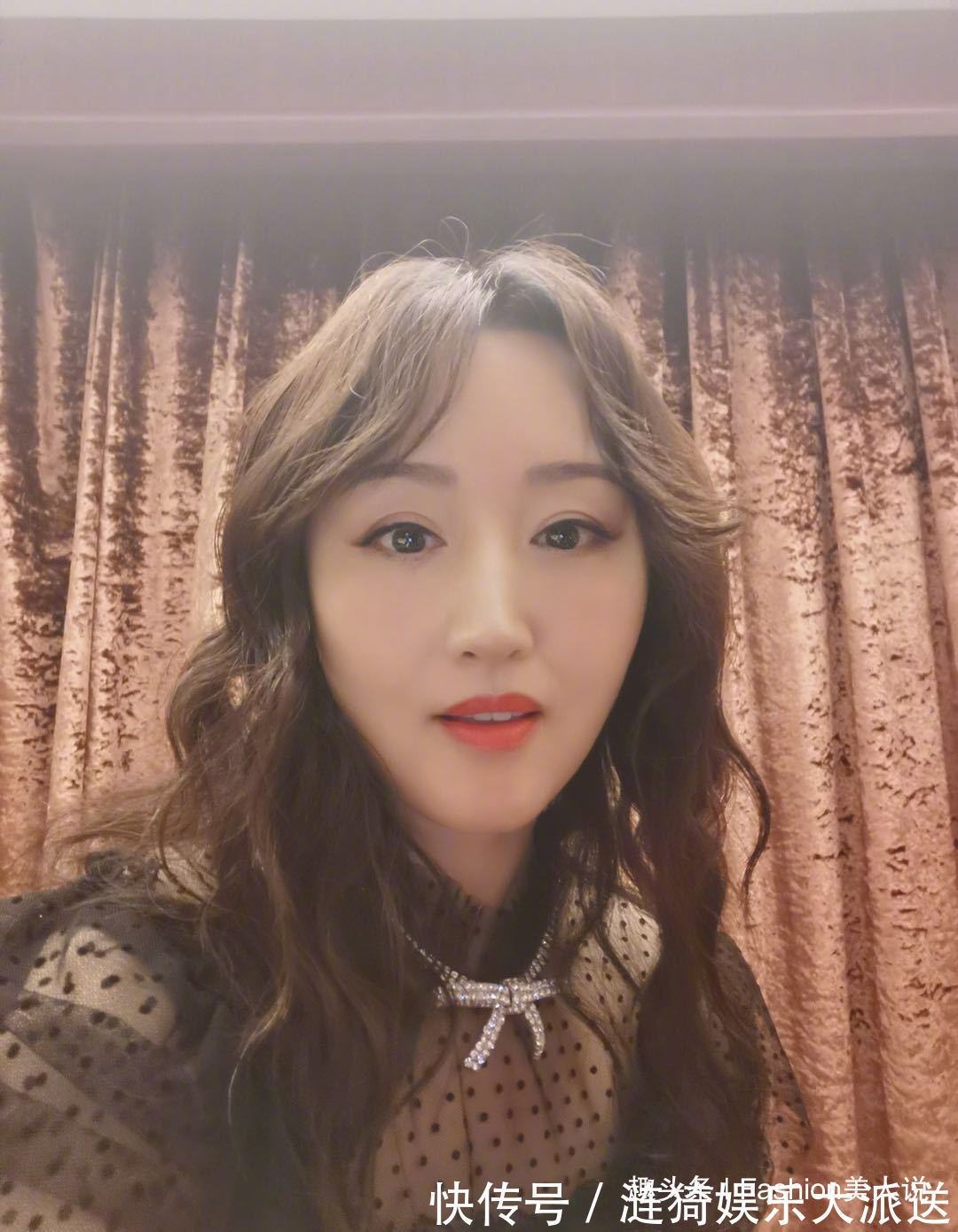 杨钰莹终于换回长直发,飘逸长发搭扎染裙,