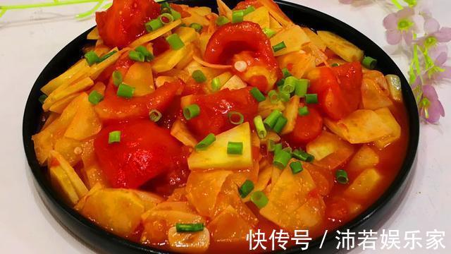 土豆新吃法,加西红柿一起炒,色泽红润,入口绵软吃不厌