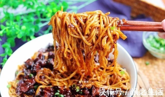 黄豆酱|夏天这样做面条,做一锅不够吃,酱香浓郁,面条劲道,好吃到舔盘