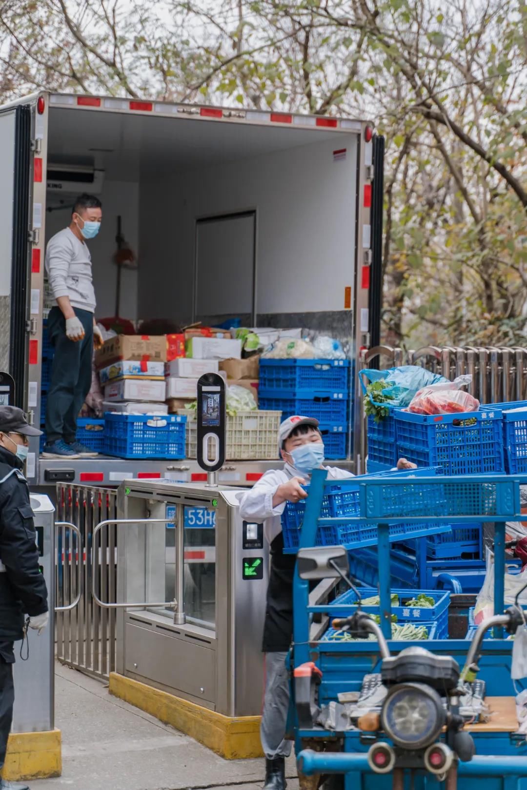 闭环管理|“亲眼看到学生安好，我们才能放心呐！”这是闭环管理期间的华东师大：沉着应战，暖流阵阵