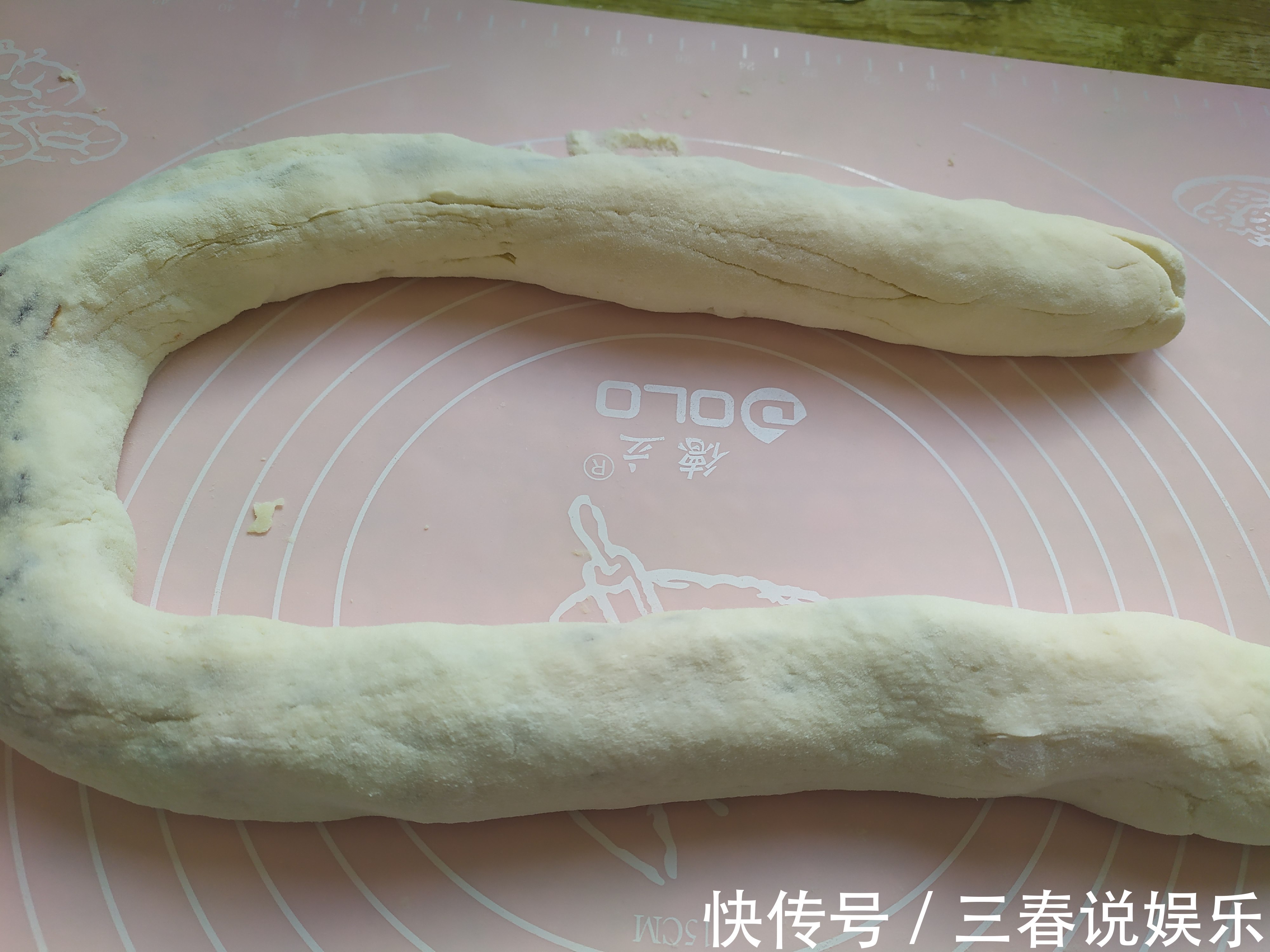 面粉别再蒸馒头了，试试这个做法，孩子一口一个特别喜欢，太香啦