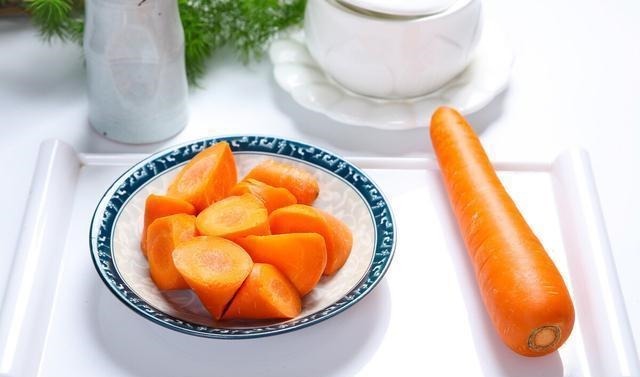 买胡萝卜，到底选带泥的还是不带泥的？菜贩：这种我从不给家人吃