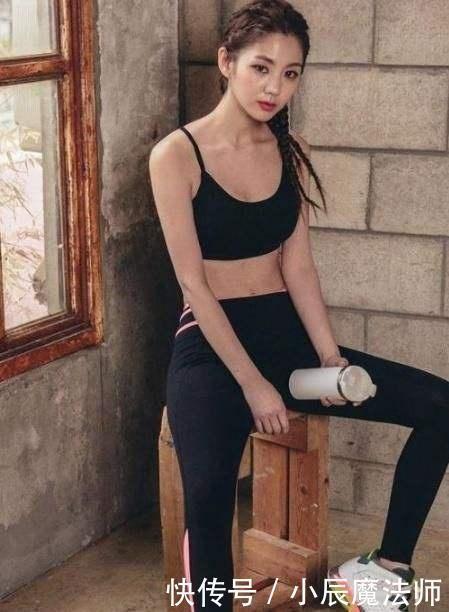 打底裤的设计，体现女性自信的个人魅力，给人一种的小清新的感觉