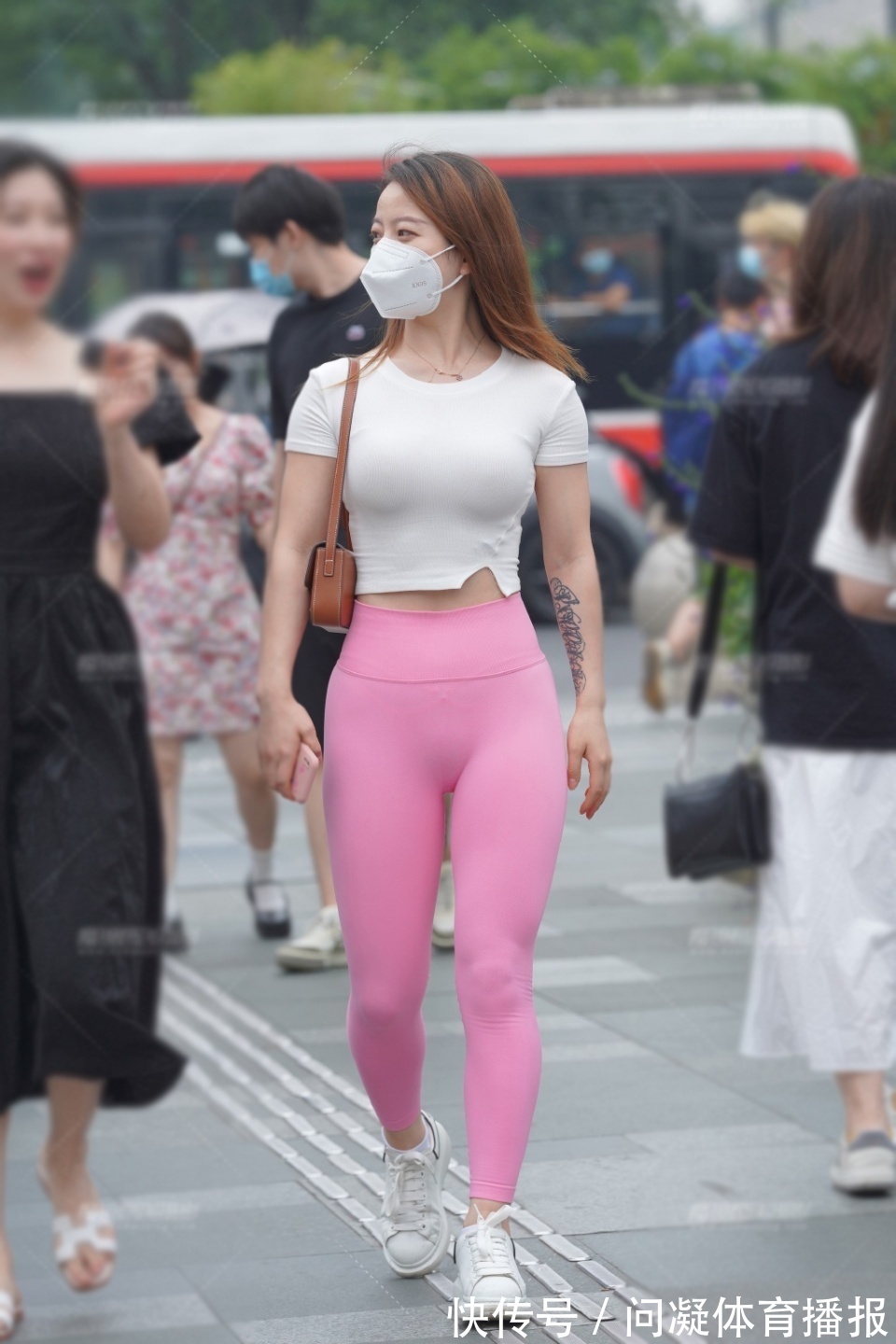 短袖衫 健美裤穿搭,配短款针织衫,运行休闲两不误,轻松提升时尚感