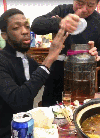 |搞笑GIF:霸气了我的姐 这辈子见过最拉风的走路姿势