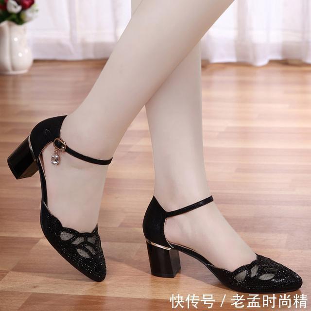 脚型|优雅一字扣带凉鞋,时尚经典,修饰脚型更显气质
