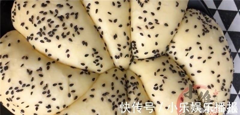 把8个面团放进电饭锅里，不加一滴水，刚出锅就被抢吃光