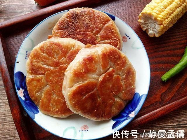 一块鸡胸肉几张手抓饼，腌制好烙一烙，皮薄如纸馅鲜香，简单好吃