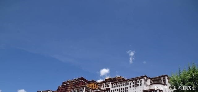 马布里山上著名的宫堡建筑群是藏族古建筑艺术精华