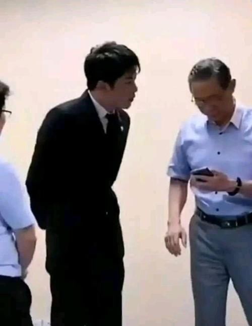 辛巴|终南山、辛巴亲密交谈宛若忘年交？此前辛巴给对方基金会捐600万
