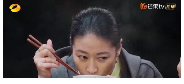 做菜|黃磊做菜翻車，“暖場(chǎng)王”何炅高情商緩解尷尬，只是那英沒(méi)有回應(yīng)