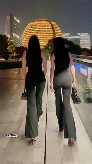 |搞笑GIF:哥们有你这样坐席的吗,你考虑过别人的感受吗