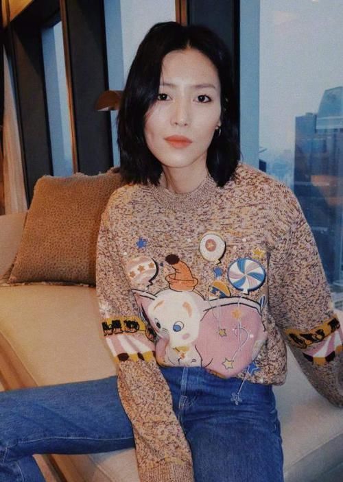 ?别只会穿黑白灰，学习刘雯的“彩色”穿搭技巧，好看又显高级