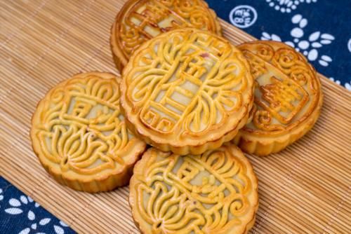 酥软|教你自制月饼，香甜酥软不油腻，提前学会，中秋不用出去买了