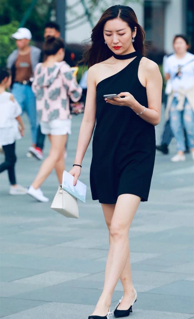 街拍:小姐姐大玩下衣失踪,一身运动风,尽显朝气