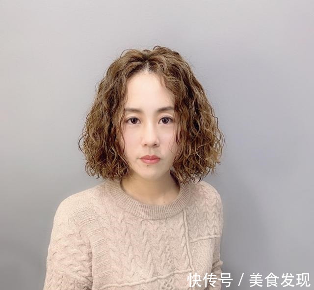 洋气 今冬流行烫满头发型20多款,时尚还保暖,烫完真洋气!