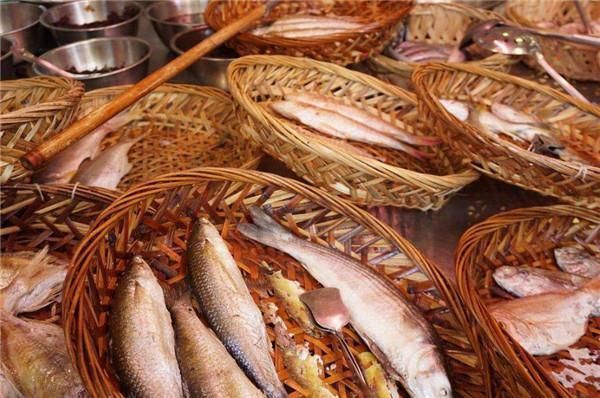 只能|在潮汕有一种海鱼,土名叫鸡腿鱼,做好以后汤腥肉鲜,只能吃鱼肉