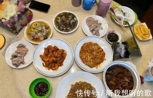 丁真|《中餐厅》官宣,黄晓明简介秀幸福,侧面证实在家做菜投喂妻儿?