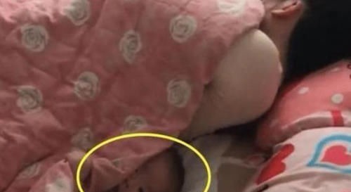 睡姿|娃睡得香还打呼,宝妈发朋友圈炫耀,闺蜜:这种睡姿既伤脑又伤颜