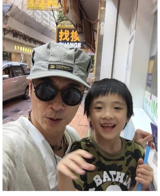 小石頭|《爸爸去哪兒》萌娃現(xiàn)狀：小石頭變參天大石，費(fèi)曼因激素發(fā)胖