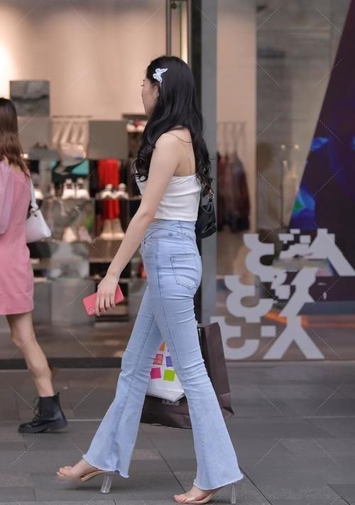 打底裤小姐姐，尽显潮流风范儿，时尚简约不失优雅