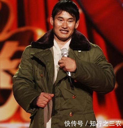 草根|“大衣哥”回《星光大道》当评委遭批,那他当评委够不够资格