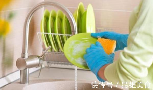 这样洗碗等于“吃毒”！3个错误洗碗习惯，多数家庭一直在犯!