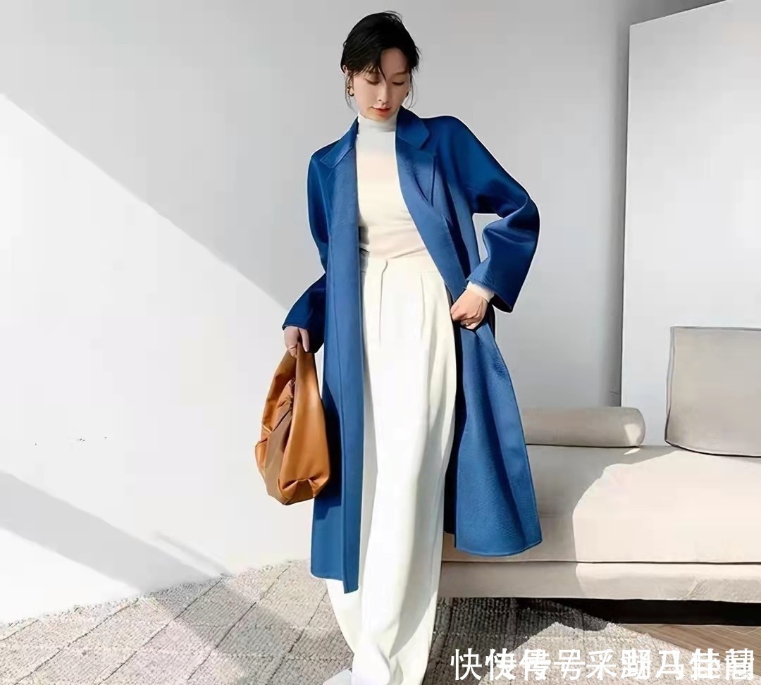 雾霾蓝大衣不流行了,最近大火的“海蓝色大衣”,这样搭配真好看