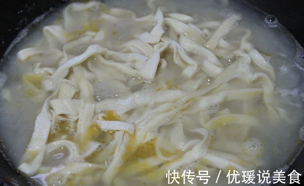 煮面条最忌水开下锅,面馆师傅一语道破,2步煮面劲道还爽滑