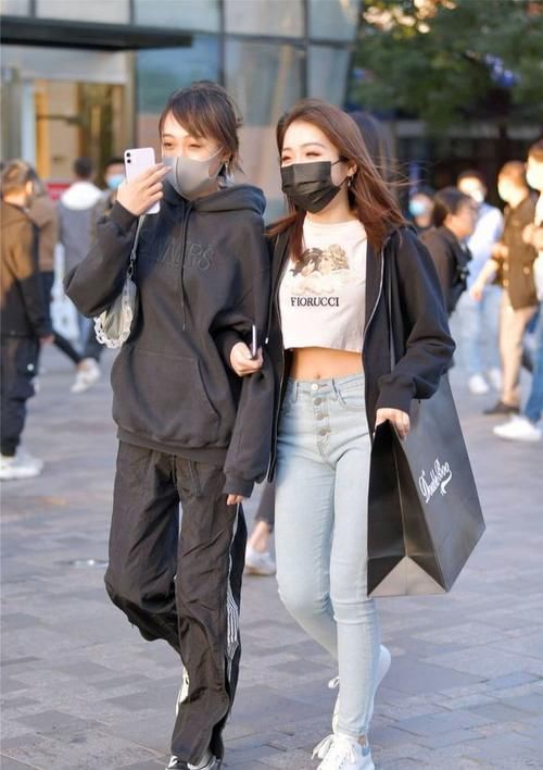 高跟鞋|穿紧身牛仔裤，搭配平底鞋还是高跟鞋，时尚气质佳！