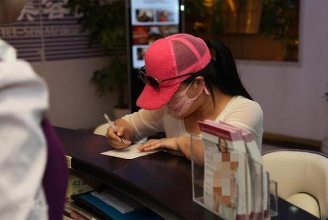 现状|花400多万做200次整容手术的“红粉宝宝”,现状让令人唏嘘