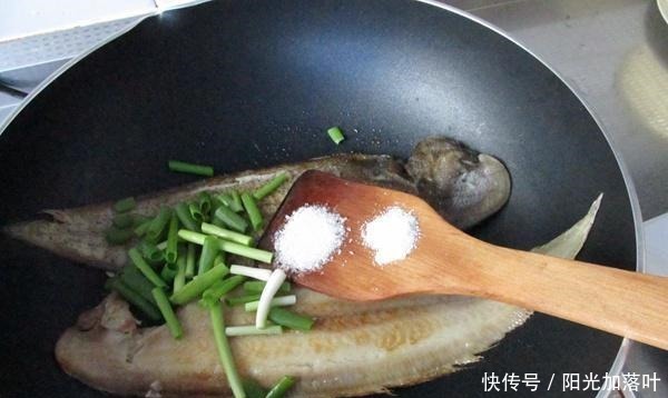 不粘锅|煎鱼时,不要直接用油煎,再加1步“它”,不粘锅,还要闻