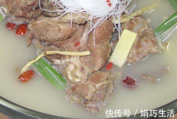 炖骨头汤，千万不要直接加水炖，学会这一步，骨汤又白又美味