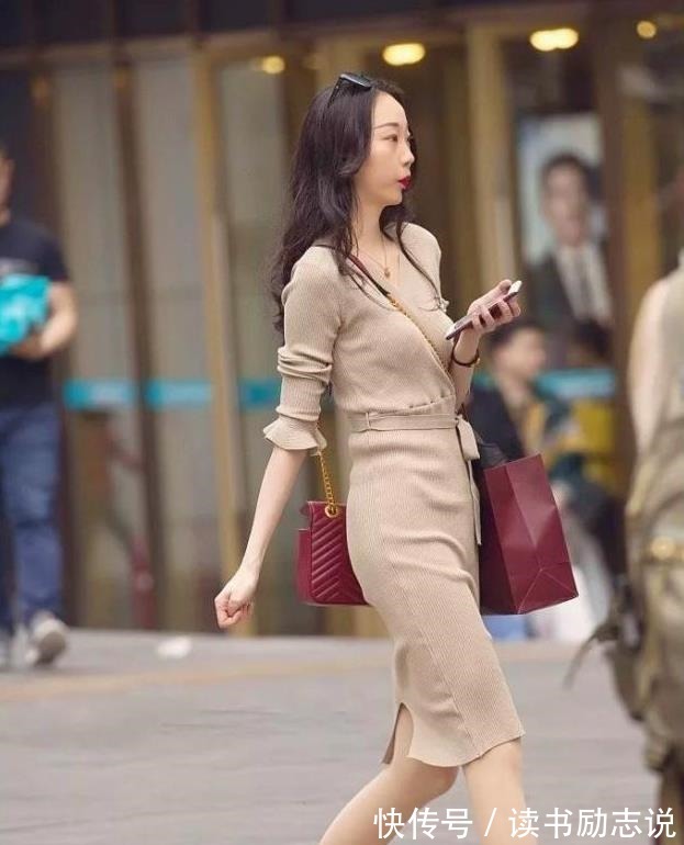 温文尔雅 黑色修身上衣搭配修身牛仔裤,娇嫩丰盈,温文尔雅!