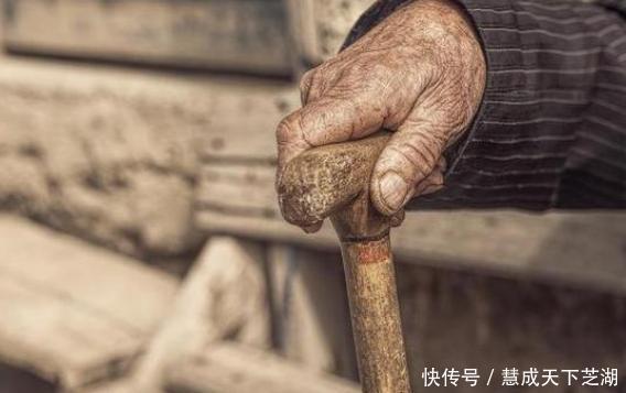 啃老|“新型啃老”悄悄出现,很多父母还没察觉,总以为孩子很孝顺!