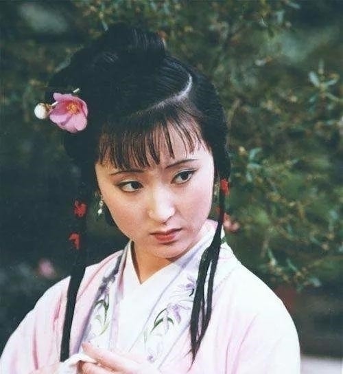 薛姨妈!贾母是怎么对待第一次见面的林黛玉、薛宝钗和尤二姐的?为什么?