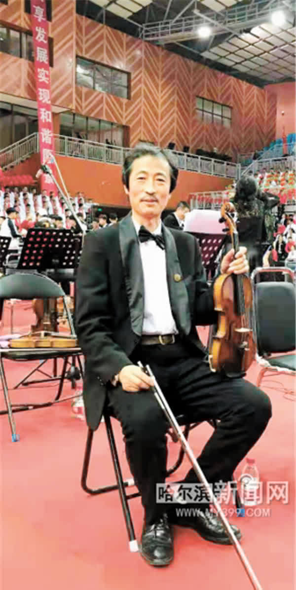 他那把镇店老琴 有两百多年历史