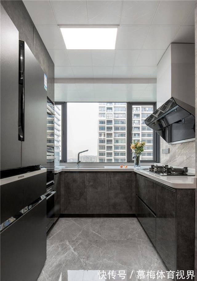 大理石|122㎡意式轻奢风：设计师巧用玻璃门替代隔断，打造明亮舒适家