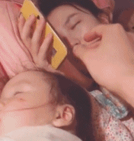 |搞笑GIF:听说,这哥们后来被这只拖鞋打的老惨了