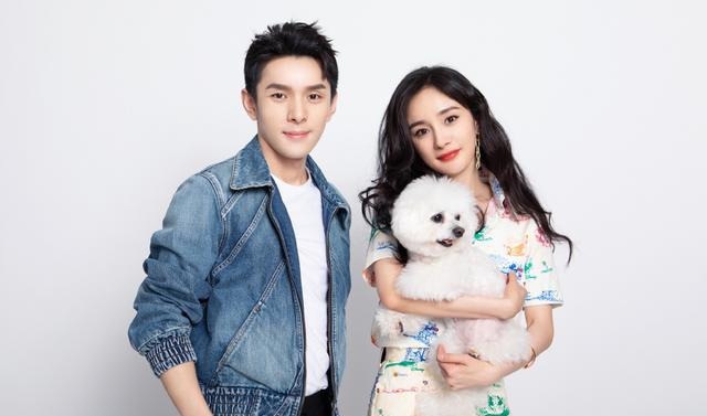 米奇|杨幂童心未泯,米奇印花衬衫裙搭配洞洞鞋,迷人漫画腿依旧好看