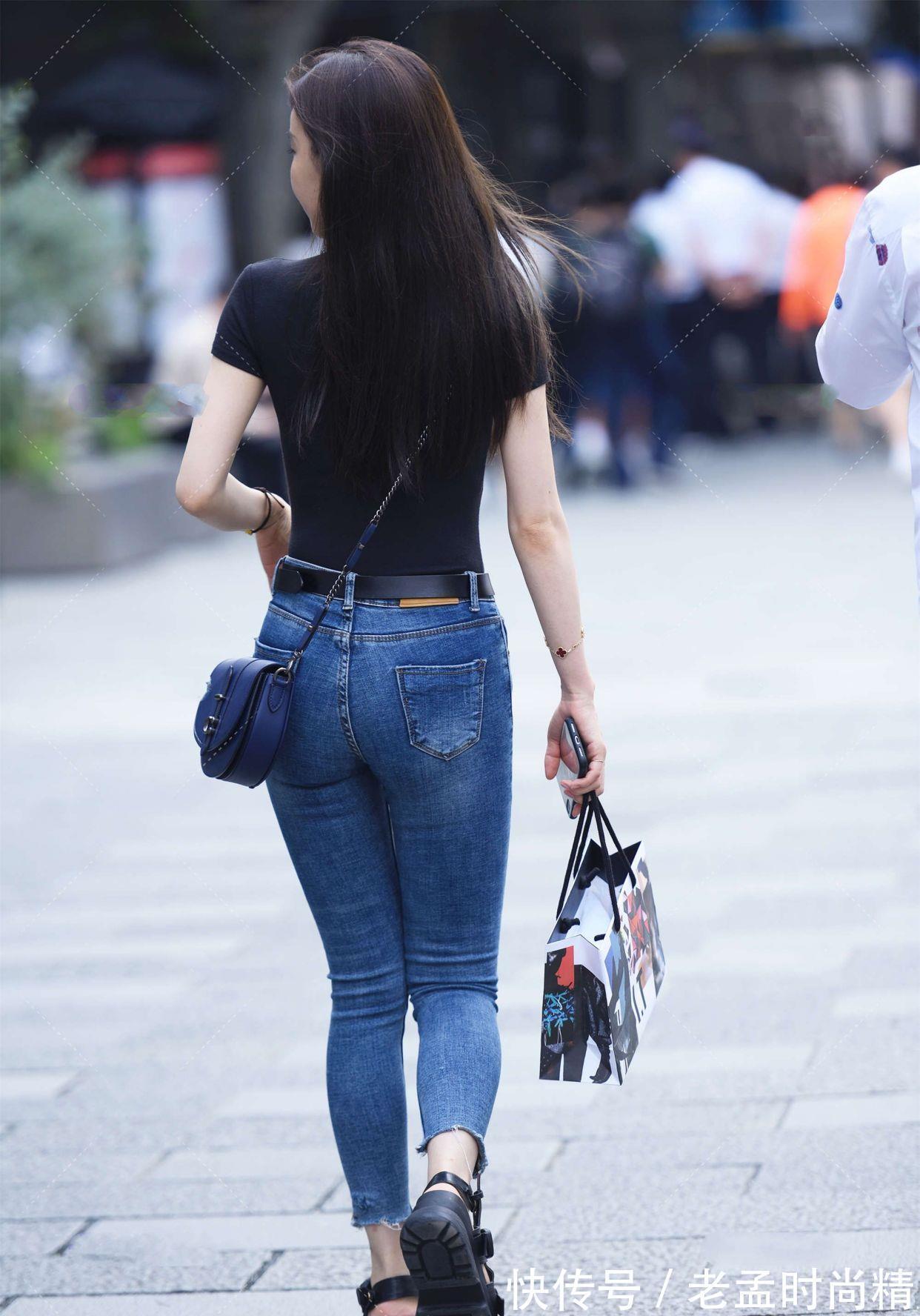 温婉 黑色t恤,搭配蓝系牛仔裤,简单搭配,风格各不同